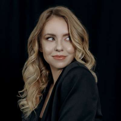 Яніна Айcінова
