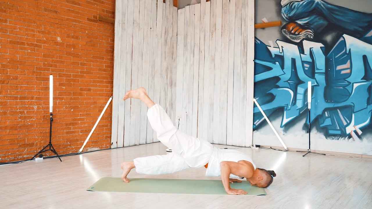 Суставная гимнастика с акцентом на плечевой пояс, в сочетании с Prithvi Namaskar